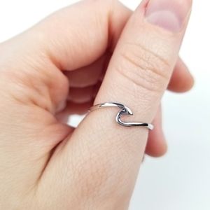 {A Simple Wave Ring} .925 Sterling Silver Plain